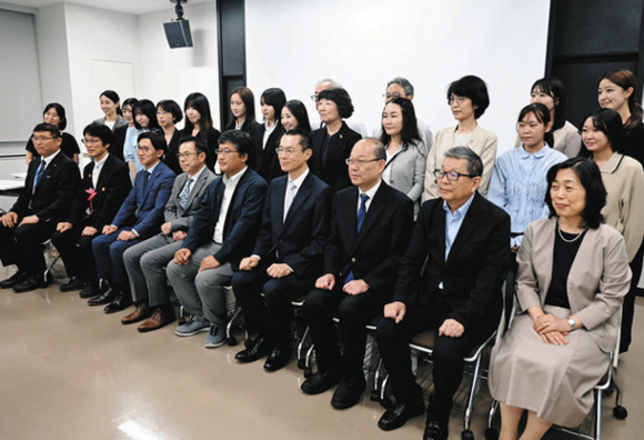 キックオフシンポジウムに参加した口腔保健総合研究所のメンバーら＝名古屋市千種区の愛知学院大短期大学部で