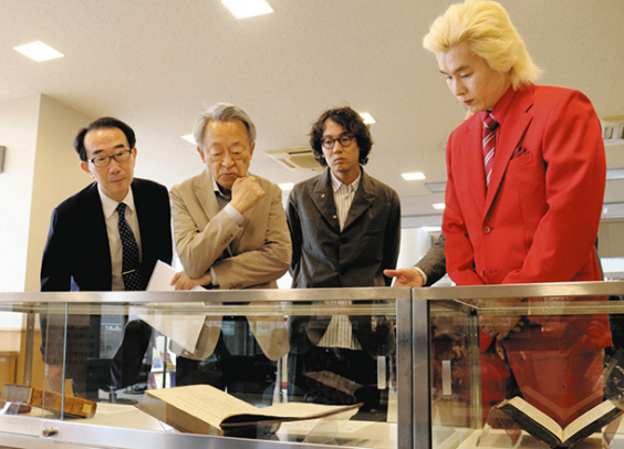 特別公開された蔵書を見学する（右から）カズレーザーさん、斎藤さん、池上さん、吉村さん＝日進市の愛知学院大日進キャンパスで