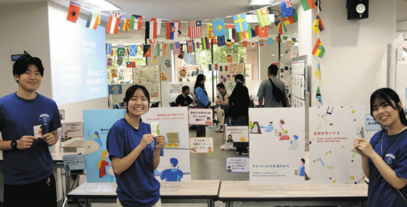 企画展への来場を呼びかけるＶＯＩＣＥのメンバー＝昭和区で