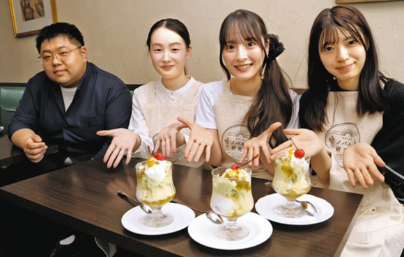 サボテンパフェを考案した(右から)加古さん、堀内さん、山下さんと、オーナーの加納さん=昭和区滝川町の喫茶マウンテンで