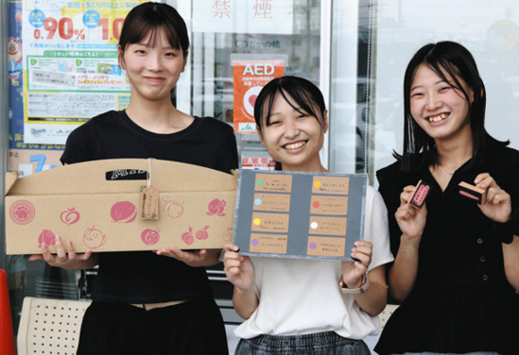 学生たちが考案したパッケージと、メッセージタグ、スタンプ=春日井市松本町のファマーズマーケットぐぅぴぃひろばで
