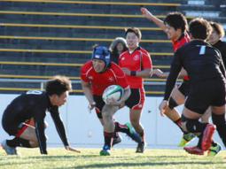 後半ロスタイム、逆転トライを決める名古屋学院大の海野（中）＝名古屋市の瑞穂ラグビー場で