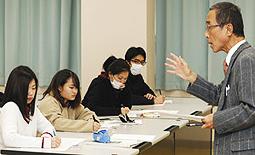 生徒たちに語りかける大矢さん（右）＝各務原市の東海学院大で