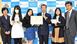 山内署長(右から3人目)から感謝状を受け取る学生ら=中署で