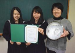 ビジネスプラン・コンテスト最優秀賞を喜ぶ（左から）桜井さん、広瀬さん、信楽教諭＝犬山市の犬山高で