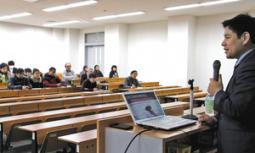 「どんな状況でも諦めないで」と学生にエールを送る野内さん（右）＝四日市市萱生町の四日市大で