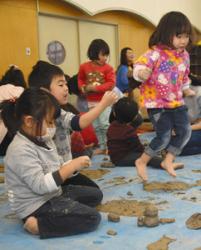 思い思いに粘土で遊ぶ子どもたち＝美浜町の野間保育所で