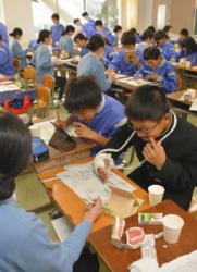 学生の指導で正しい歯磨きの方法を学ぶ生徒ら＝１８日、大垣市赤坂中で