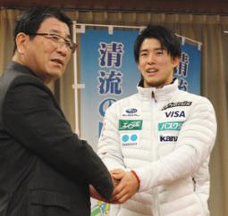 古田知事と握手する堀島選手（右）＝県庁で