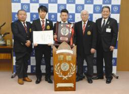 伊藤市長（右）に優勝報告した名古屋学院大ラグビー部の八尾主将（中）ら＝瀬戸市役所で