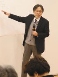 「今後の日本と朝日町」をテーマに講演する四日市大・岩崎学長＝朝日町で