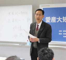 裁判員裁判の量刑判断を説明する横瀬教授＝岡崎市で