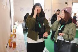 全国の梅酒が並ぶ会場で、試飲を楽しむ来場者＝長浜市の長浜鉄道スクエアで