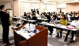 就活情勢について知識を深める学生の保護者たち＝大垣市の岐阜経済大で