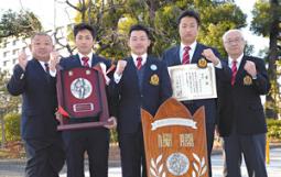 全国地区対抗大学ラグビーで初優勝し、報告に訪れた名古屋学院大の（左から）早坂監督、山崎雄大副将、八尾主将、広瀬文哉選手、岡田部長＝中日新聞社で