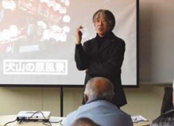 犬山のまちの来歴を話す赤塚さん＝犬山市の名古屋経済大で