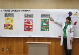 食材によってさまざまな働きがあることを説明する学生＝春日井市の藤山台小で