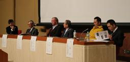 パネルディスカッションをする専門家=野々市市の金沢工業大で