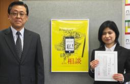 賞状を受けた小林さん(右)と鈴川生活安全部長=県警本部で