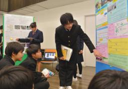 研究した成果を発表する生徒ら＝大垣市の大垣ガスほのりんプラザで