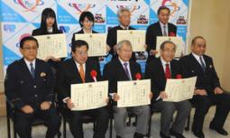 感謝状を受け取った受賞者ら＝県警本部で