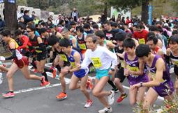 勢い良くスタートを切る参加者たち＝津市安濃町田端上野の安濃中央総合公園で