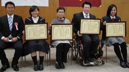 市民特別奨励賞を受賞した（左から）岐阜各務野高女子ホッケー部の長尾恭太監督と足立前主将、尾崎さん、田中さん、浜口さん＝２０日、各務原市役所で