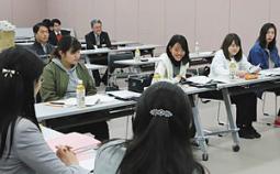 県の課題などについて意見を述べる学生ら＝大垣市の岐阜経済大で