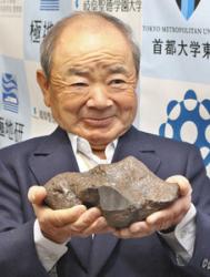 「長良隕石」と命名された隕石を持つ発見者の三津村勝征さん=1日午後、岐阜市で
