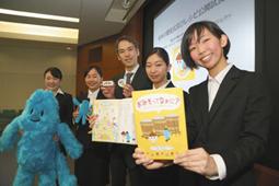 みそを紹介する絵本を作った椙山女学園大の学生とナカモの杉本達哉社長(右から3人目)=中区丸の内で