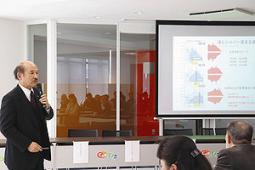 「子どもたちに多くの選択肢を与えてほしい」と話す石原学長（左）＝春日井市の大和エネルフカスタマーセンターで