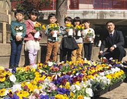 スミレの苗を受け取った園児たち=長久手市蟹原の愛知たいよう幼稚園で
