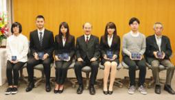 石原学長(中央)を囲む、川口さん(右から3人目)ら受賞者=春日井市の中部大で