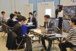 企業の担当者から説明を受ける学生ら＝大垣市のソフトピアジャパンで