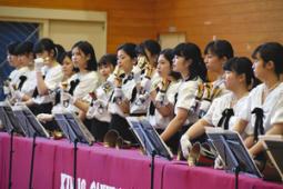 大小のハンドベルを駆使して演奏するハンドベルクワイア=長野県喬木村喬木中で