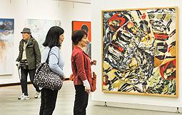 感性豊かな絵画が並ぶ会場＝東区東桜２の東桜会館ギャラリーで