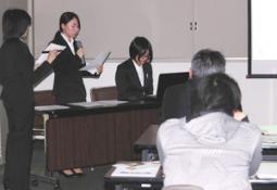 ポータルサイトや空き家の改修案を説明する学生たち(左奥)=岐阜市の岐阜女子大で