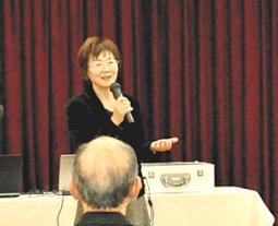 岐阜女子大の水野幸子教授が食と認知症について講演した＝２日撮影