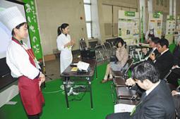 抹茶の新たな楽しみ方「抹茶オルチャタ」の試飲を来場者に勧める森田さん（左）＝千種区の吹上ホールで