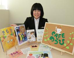 展示品の一部を紹介する近藤さん=美濃加茂市本郷町の濃飛葬祭で