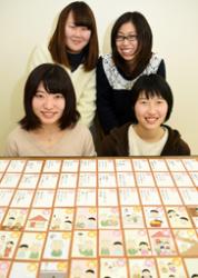 「にっぷくにこにこカルタ」を作った学生たち＝美浜町の日本福祉大で