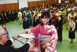 学位記を受け取る卒業生＝岐阜市の岐阜女子大で