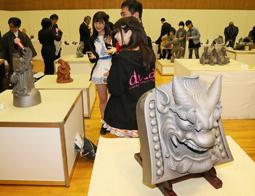 「飾り瓦コンクール」の応募作品を見る人たち＝高浜市のかわら美術館で