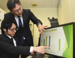 調査の結果を説明する堀崎さん（左）と福田教授＝半田市の日本福祉大半田キャンパスで