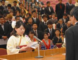 卒業生代表として答辞を述べる久野さん（左）＝大垣市の岐阜経済大で