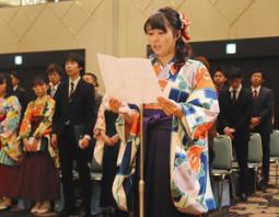 謝辞を述べる卒業生代表の中川さん=四日市市内のホテルで