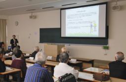 地域連携の活動の成果が説明された報告会＝春日井市の中部大で