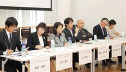 シンポジウムで子どもの居心地よい空間作りについて述べる斎藤教授（左から４人目）ら＝岡崎市の岡崎女子短期大で
