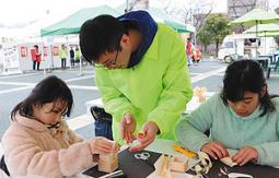 升を使った加湿器を作る参加者ら=大垣市船町の奥の細道むすびの地記念館で