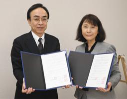 教育連携の協定を結んだ松平高の加藤校長（左）と岡崎女子大・短大の林学長＝岡崎市の岡崎女子大で